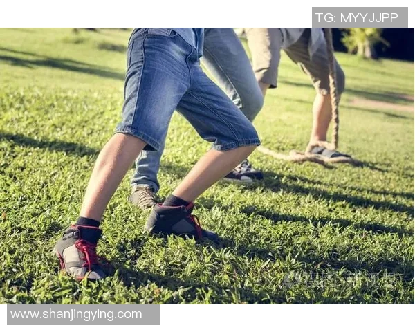 足球腿部特写展现运动员力量与技巧的完美结合与激情瞬间 足球腿部特写展现运动员力量与技巧的完美结合与激情瞬间